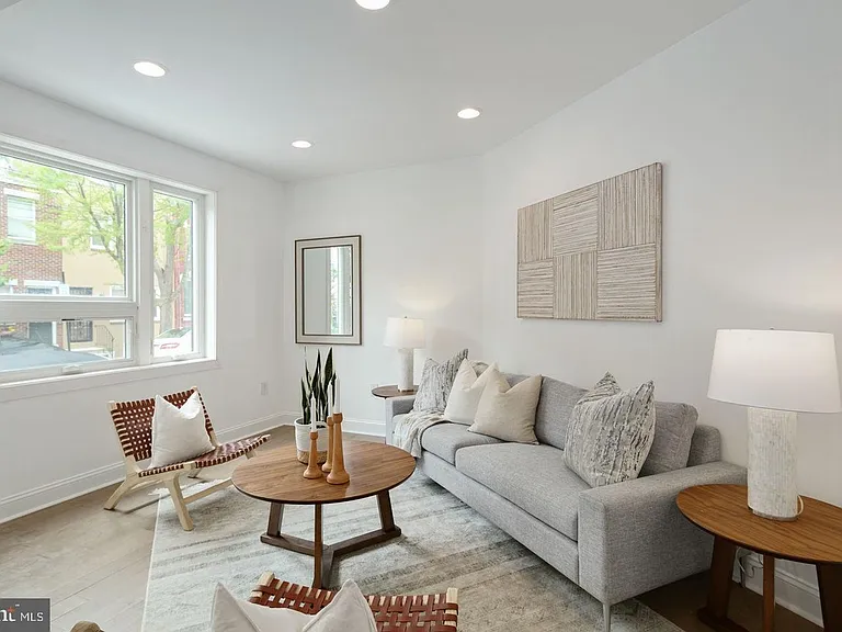2409 Catharine St — Photo 8