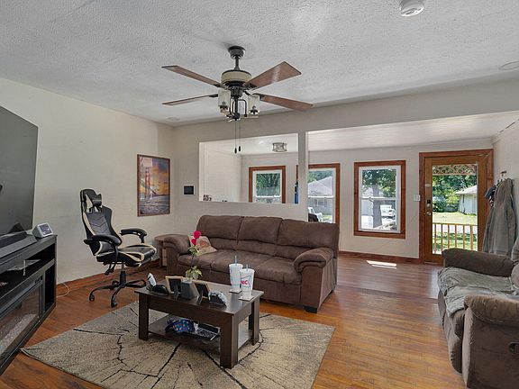 5th image of 828 S Glenn Avenue