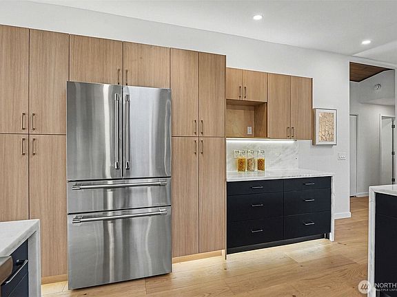 4th image of 6560 W Mercer Way