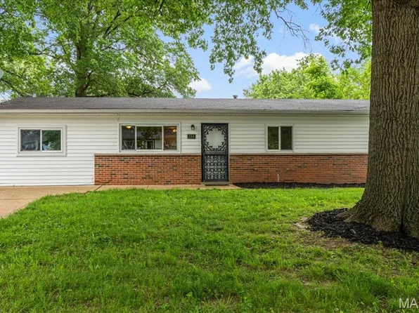 284 Ramsey Ln, Ballwin, MO 63021