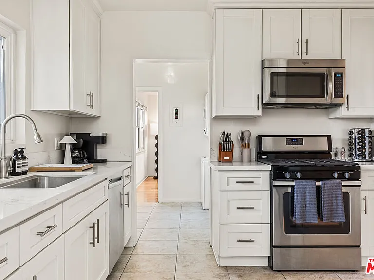 329 S Reeves Dr — Photo 14