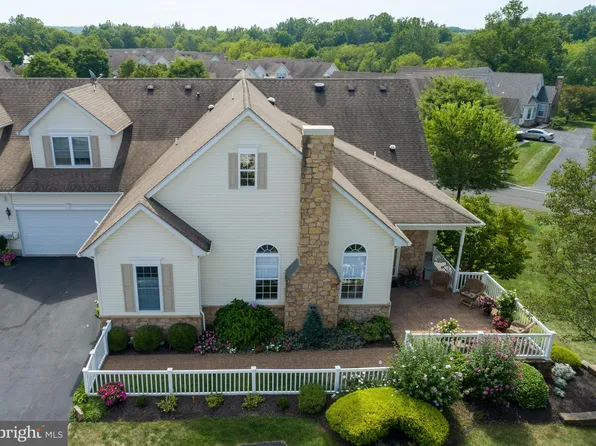 1052 Burgundy Cir, Pennsburg, PA 18073