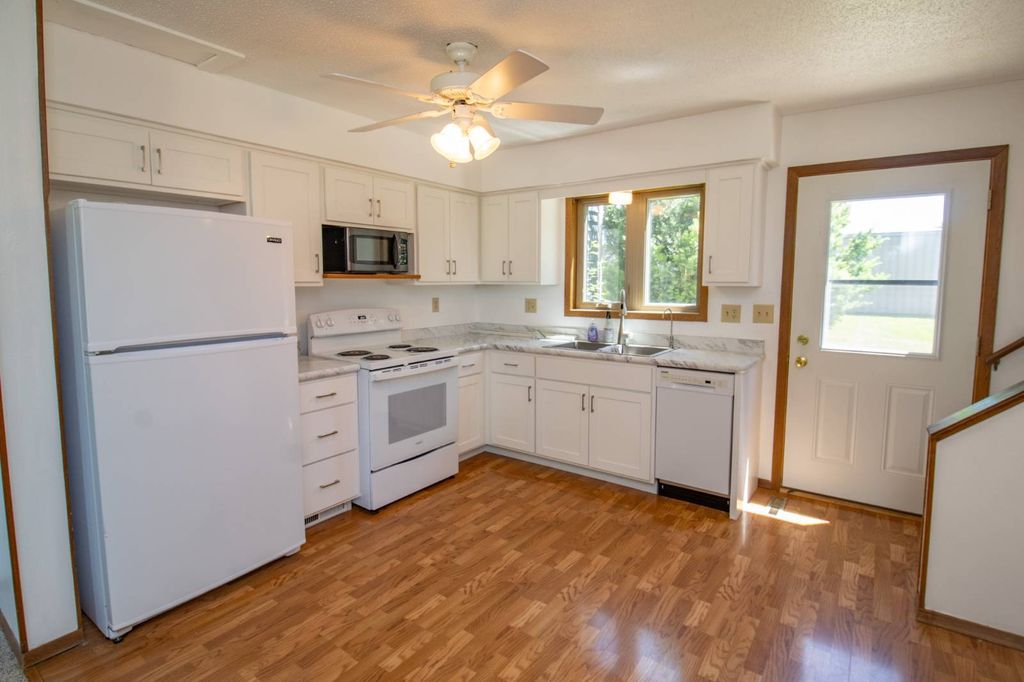 557 5th St NW, Sioux Center, IA - View 6