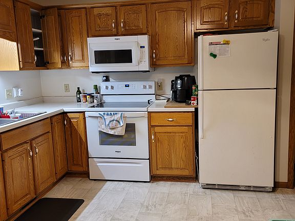 5th image of 121 Danforth Ave N