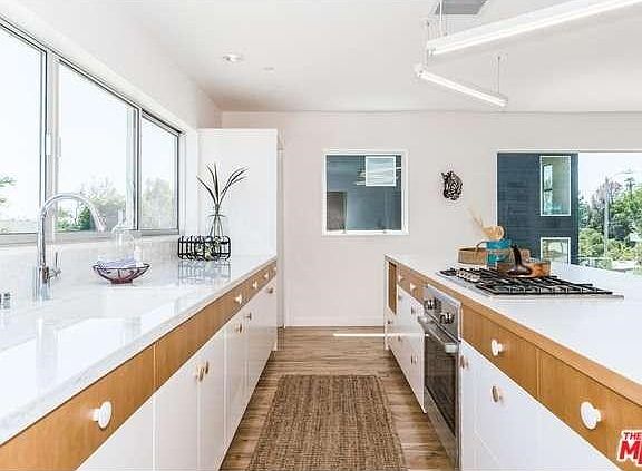 3rd image of 2038 Vestal Ave