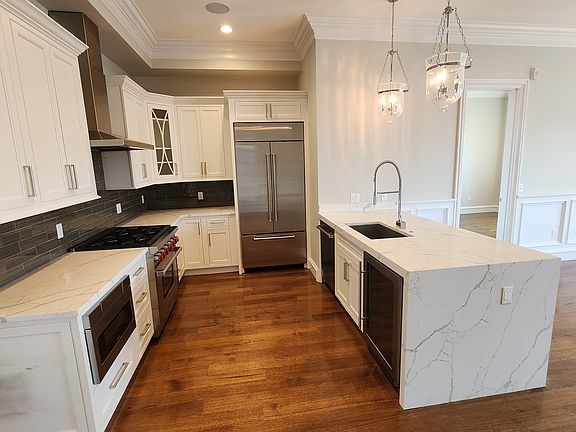 2nd image of 933 E 2nd St #20