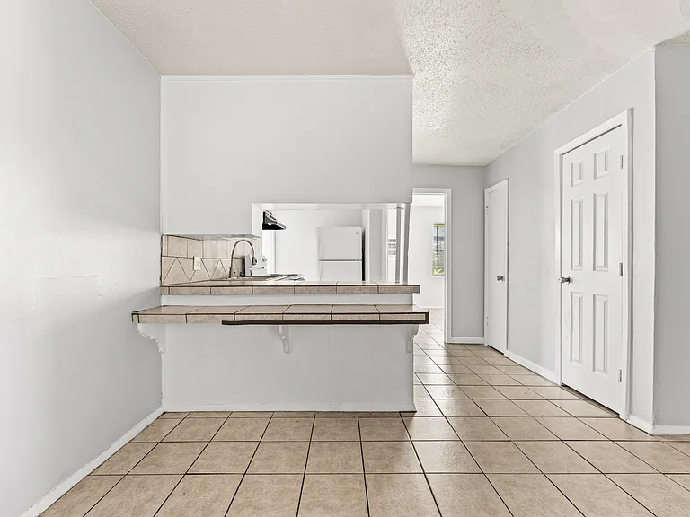 500 E Craven Ave #6 — Photo 2
