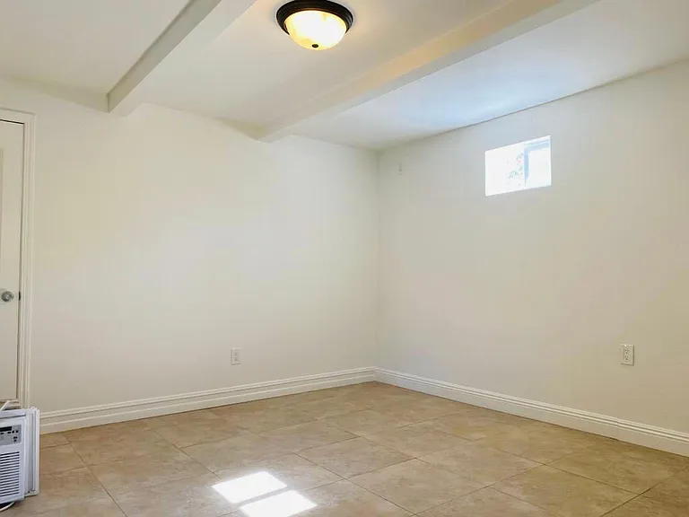 1026 1/2 N Gage Ave — Photo 5
