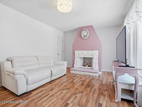 5th image of 140 Louise Ln