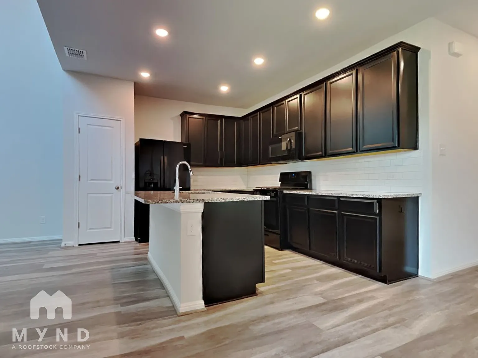 3 bed, 2.5 bath, 1828 sqft, $2,115 — Photo 2