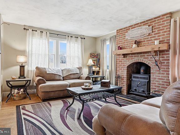 4th image of 102 S Chestnut St