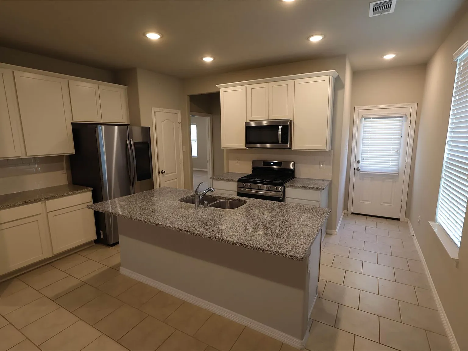 3 bed, 2.0 bath, 1680 sqft, $2,000 — Photo 4