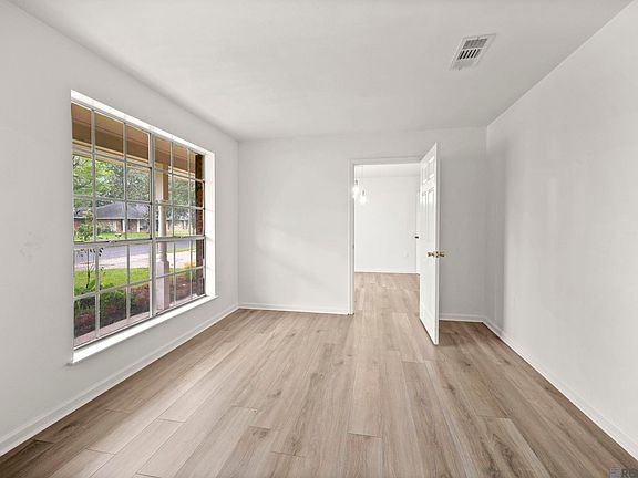 4th image of 9521 Glennsade Ave