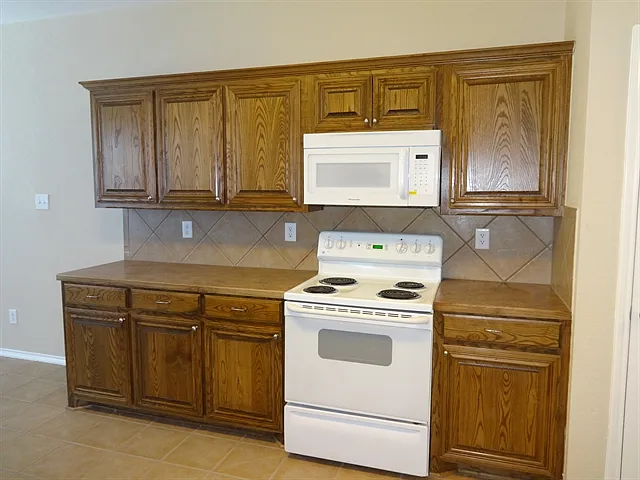 5 bed, 3.5 bath, 2721 sqft, $2,120 — Photo 4