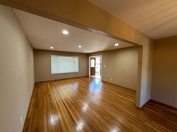 3rd image of 10332 Noel Ave