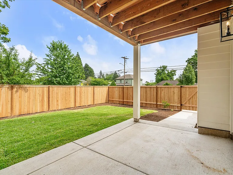 349 SE Walnut St — Photo 45