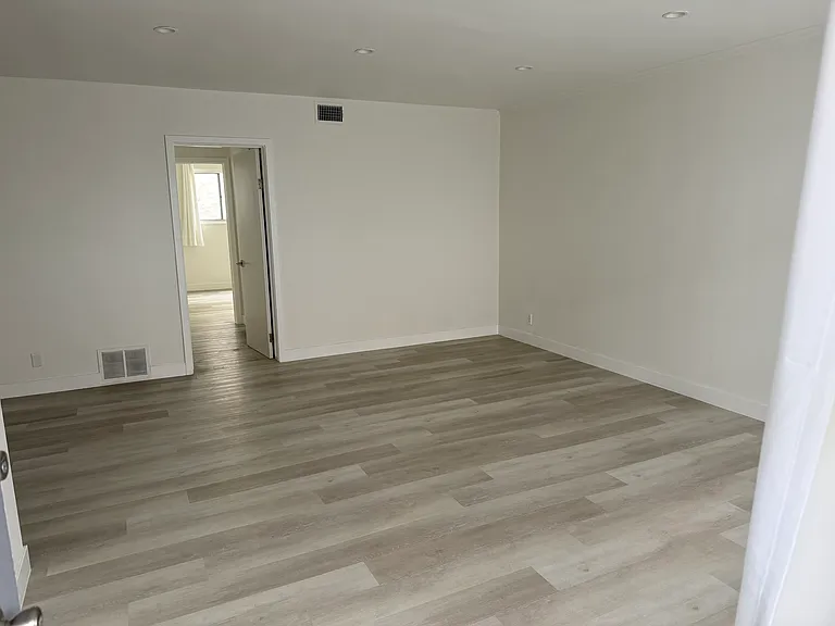 442 S Oakhurst Dr #4 — Photo 2