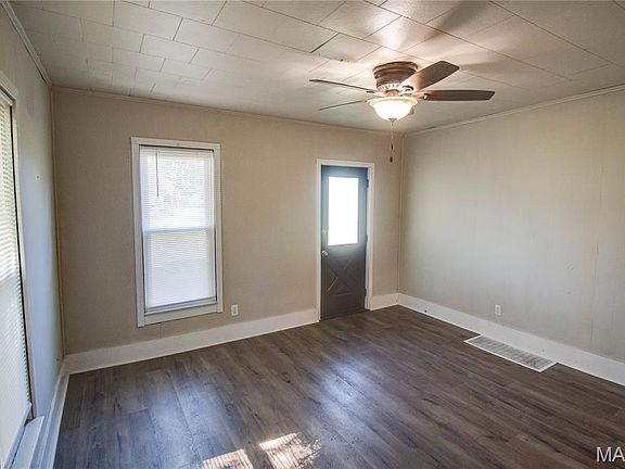5th image of 907 Voge St