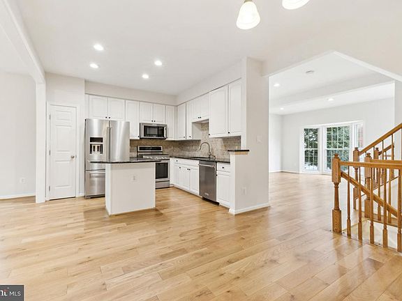 3rd image of 7724 Effingham Sq