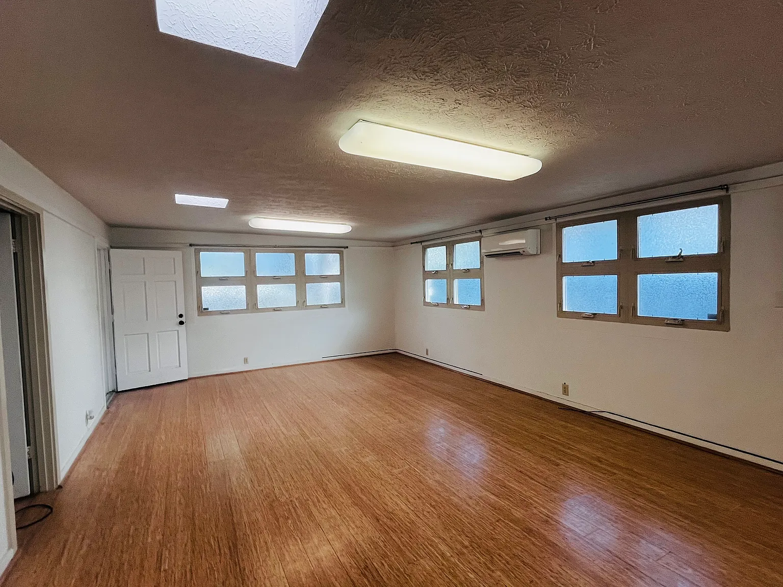 3 bed, 1.5 bath, 1380 sqft, $3,980 — Photo 2