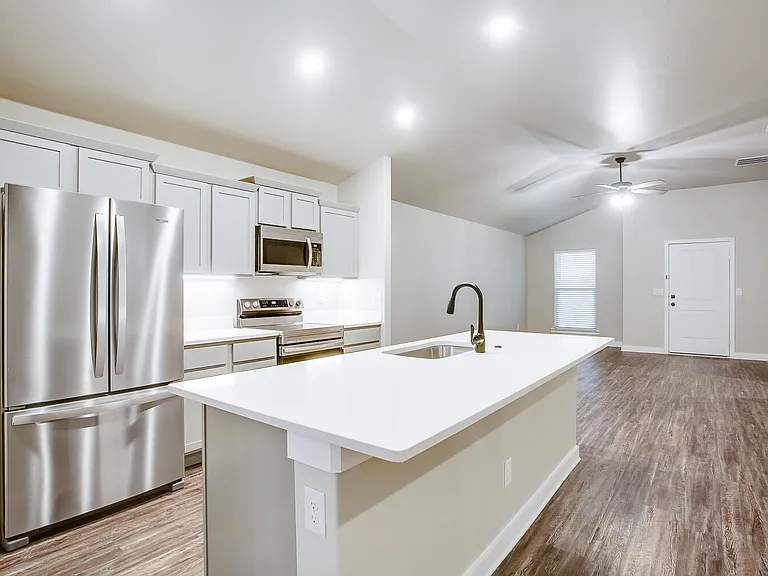 13702 Avenue R — Photo 3