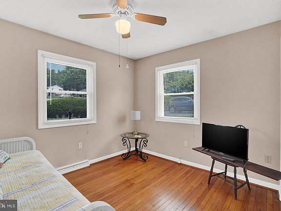 4th image of 16 Essex Circle Dr