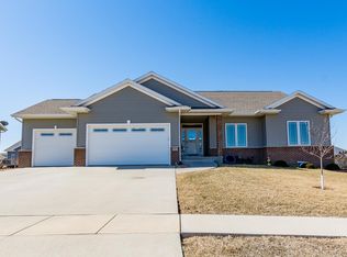 6402 Grant Ct SW, Cedar Rapids, IA 52404