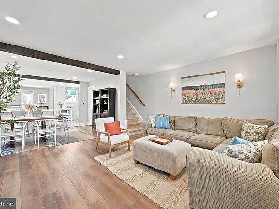 4th image of 414 W 10th Ave