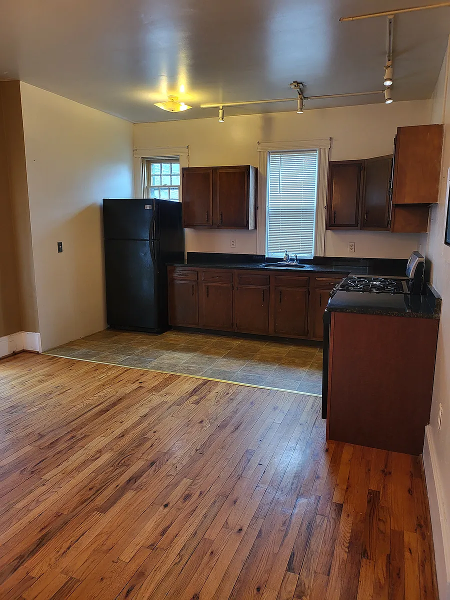Building Photo - 376 Pearl St #R