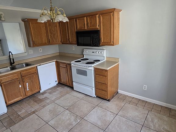 2nd image of 3521 Thornhill Cir W