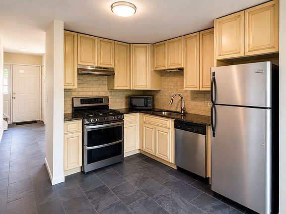 3rd image of 63 Renaissance Ln