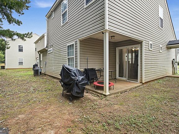 5th image of 935 Lakeside Cir