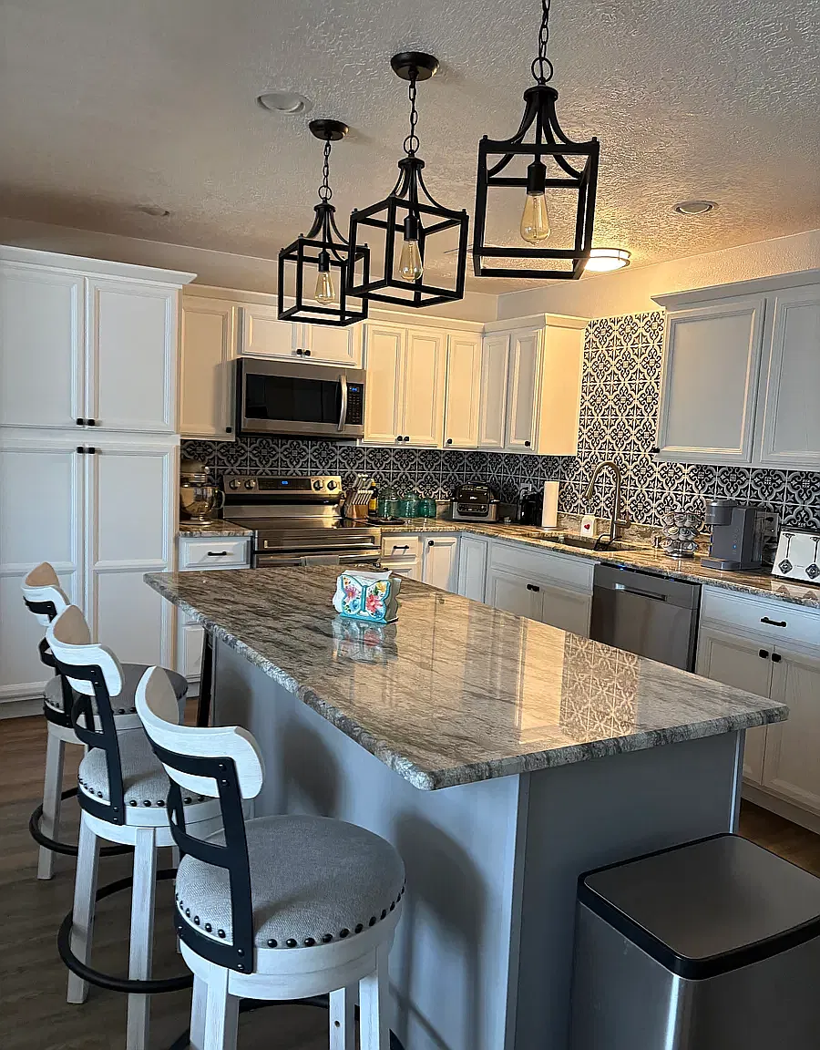 3 bed, 2588 sqft, $2,895 — Photo 2