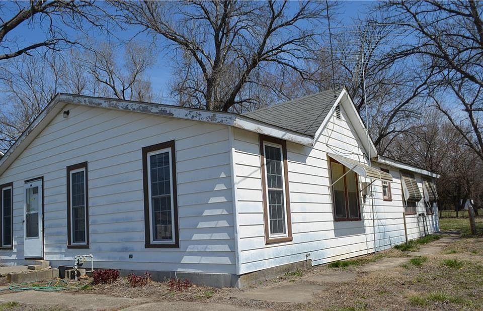 817 Main St, Wellsville, KS 66092 Zillow
