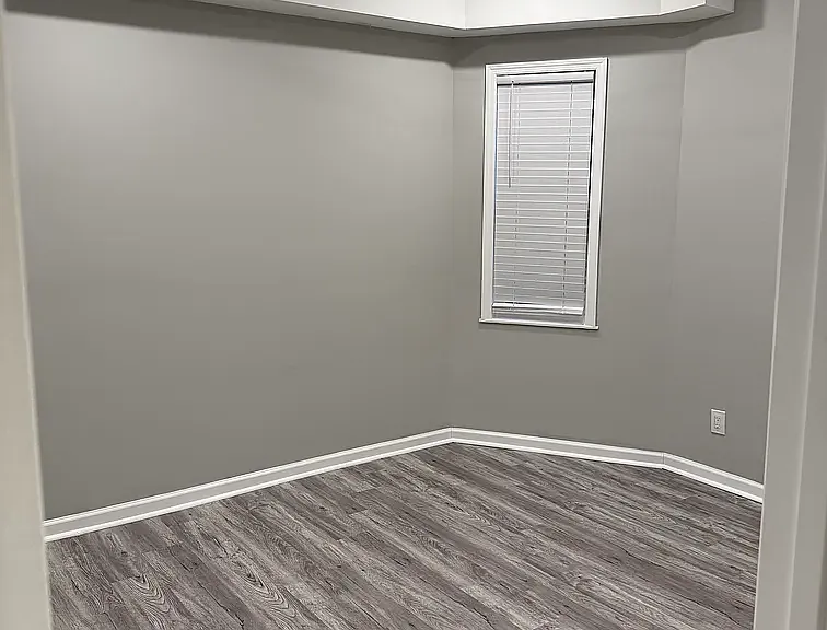 Ac Unit and Ceiling fan in room