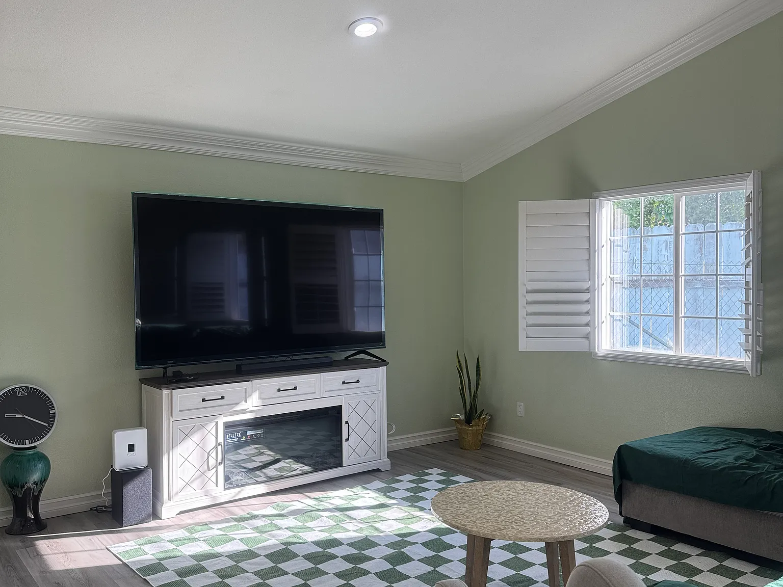 1095 Stillwell Ave — Photo 2