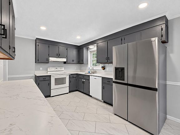 3rd image of 566 Howlandville Rd