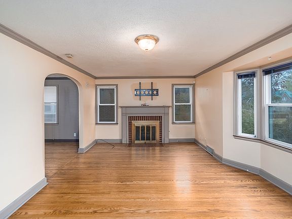 3rd image of 306 Townview Cir N