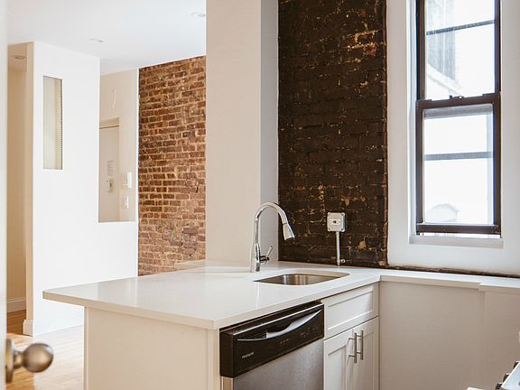 4th image of 2 Bank St APT 8