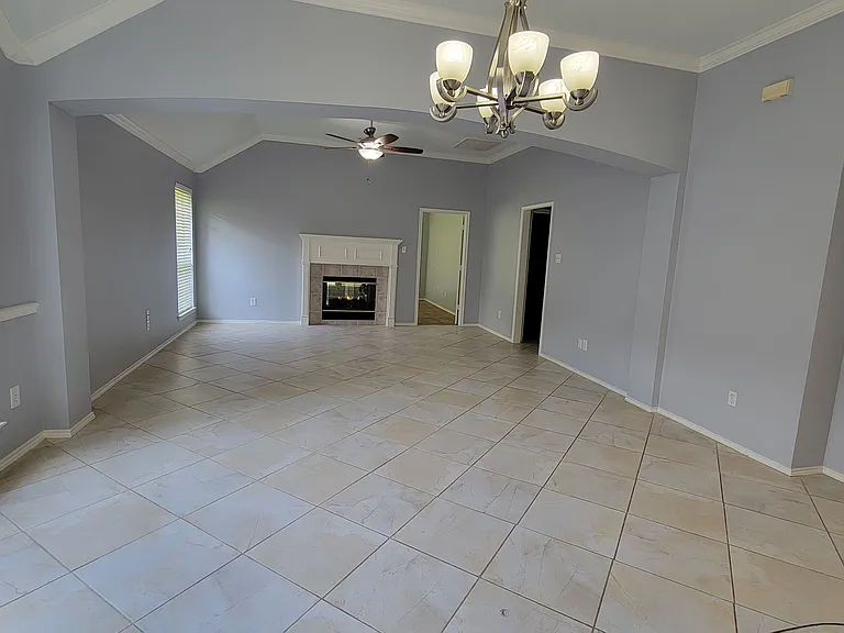 401 Colony Dr — Photo 3