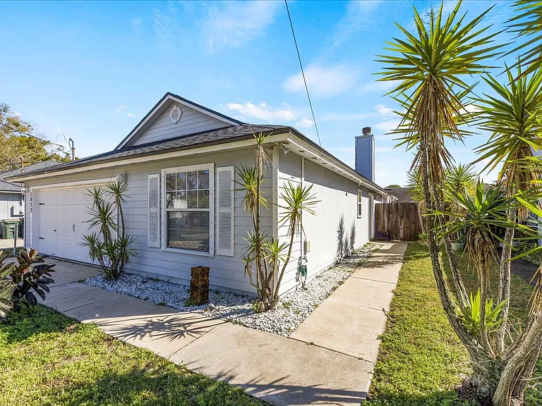 1073 Stocks St — Photo 4