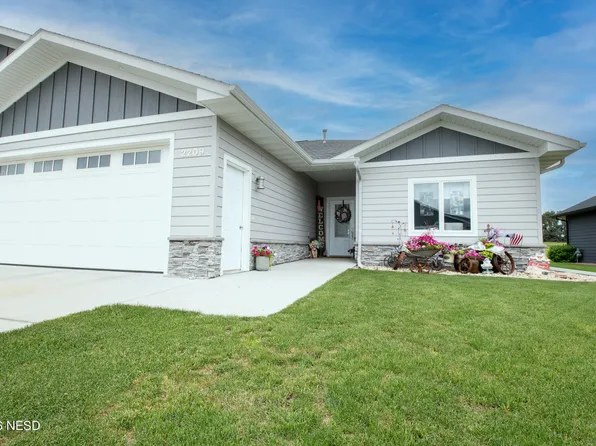 2209 Palisades Ln, Watertown, SD 57201