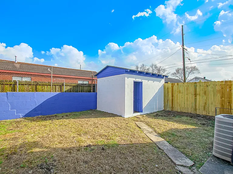 2105 Clouet St — Photo 10