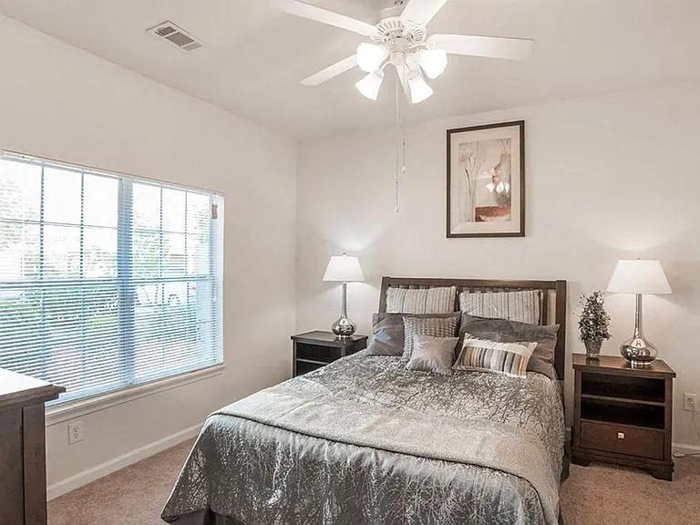 Greenbrier Estates Apartments — Photo 14
