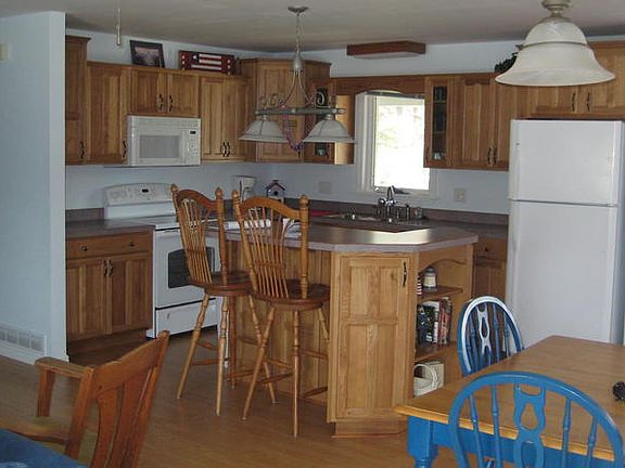3rd image of 4373 Iroquois Dr