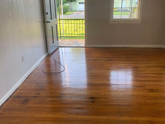 3rd image of 753 Oaks Ave