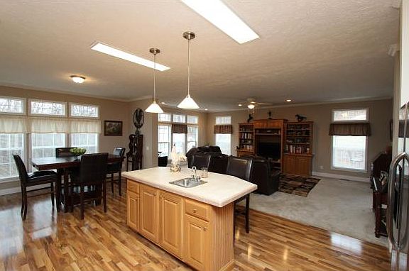 4th image of 105 Holland Ln