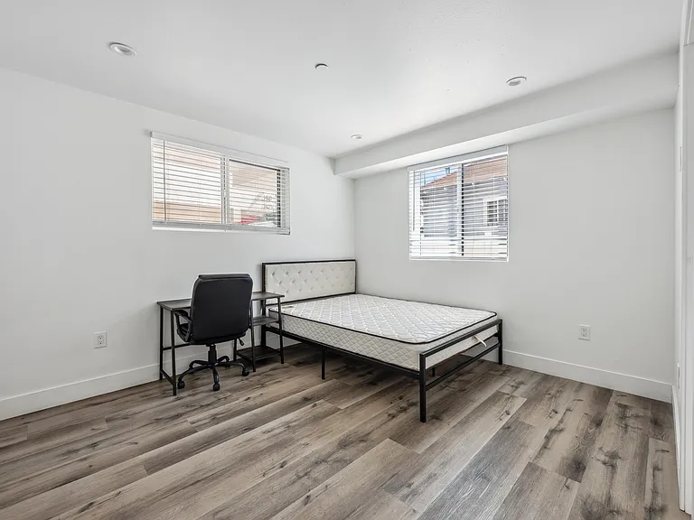 Fully Furnished Housing: 1419 W 35th St — Photo 15