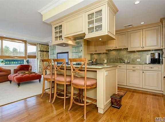5th image of 111 Cherry Valley Ave
