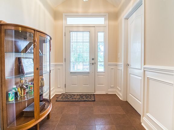 5th image of 123 Blackstone Ct